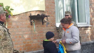 На Кіровоградщині відкрили пам'ятну дошку загиблому бійцеві На Кіровоградщині відкрили пам'ятну дошку загиблому бійцеві