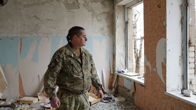 Тероборонівець Руслан на позивний "Орій" у зруйнованій будівлі штабу своєї бригади