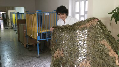 Працівники Івано-Франківської обласної клінічної лікарні сплели понад 80 сіток на передову Працівники Івано-Франківської обласної клінічної лікарні сплели понад 80 сіток на передову