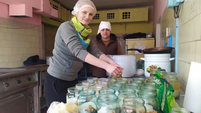 "Більше 850 банок тушонки за тиждень": як вінницькі волонтери допомагають захисникам