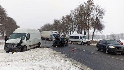 На Хмельниччині зіштовхнулись три автівки: двох людей госпіталізували