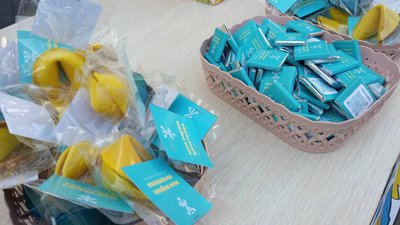 На фото призи, які отримували учасники лотереї. На фото призи, які отримували учасники лотереї.