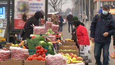 "Ми стоїмо там, де кращий прохід для людей": у Черкасах хочуть заборонити стихійний ринок "Ми стоїмо там, де кращий прохід для людей": у Черкасах хочуть заборонити стихійний ринок