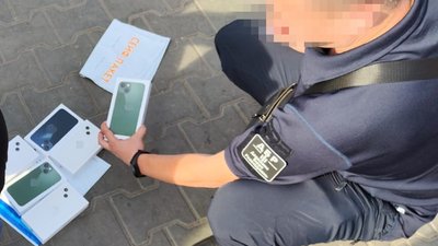 На Одещині судитимуть митника, який брав хабарі за ввезення смартфонів