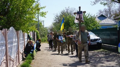 У Гайвороні на Кіровоградщині попрощалися з захисником України Владиславом Блохіним У Гайвороні на Кіровоградщині попрощалися з захисником України Владиславом Блохіним