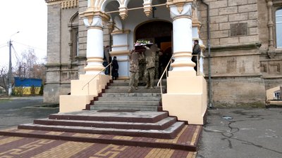 "Горді знати таку людину": у Миколаєві попрощалися з загиблим десантником "Горді знати таку людину": у Миколаєві попрощалися з загиблим десантником