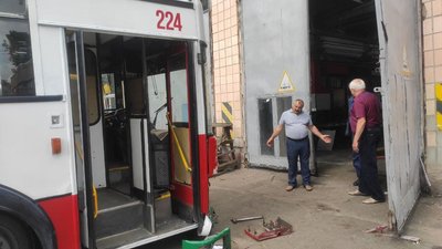 Водійку тролейбуса, яка в Луцьку врізалася в паркан, звільнять з роботи Водійку тролейбуса, яка в Луцьку врізалася в паркан, звільнять з роботи