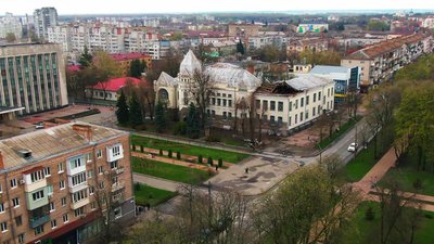 У Чернігові відновила роботу бібліотека, яка постраждала від російських обстрілів У Чернігові відновила роботу бібліотека, яка постраждала від російських обстрілів