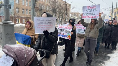 У Вінниці родини військових вимагають демобілізації У Вінниці родини військових вимагають демобілізації