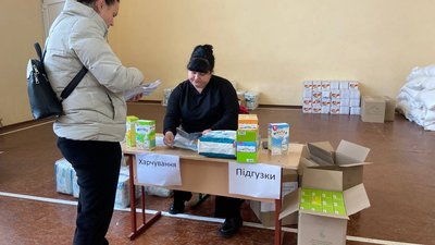 У Щербанівській громаді на Полтавщині переселенцям видають набори з осіннім одягом для дітей У Щербанівській громаді на Полтавщині переселенцям видають набори з осіннім одягом для дітей