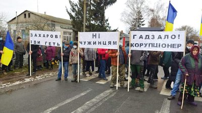 На Житомирщині 200 жителів села Стара Чортория перекривали дорогу На Житомирщині 200 жителів села Стара Чортория перекривали дорогу