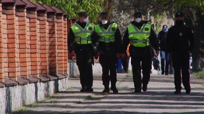 Поліцейські патрулі біля кладовища Поліцейські патрулі біля кладовища