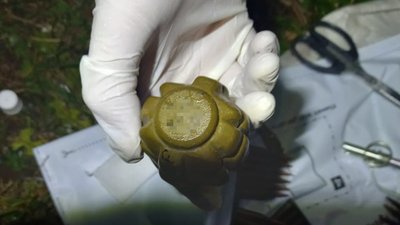 На Житомирщині поліцейські виявили у чоловіка предмет схожий на гранату та 150 набоїв На Житомирщині поліцейські виявили у чоловіка предмет схожий на гранату та 150 набоїв