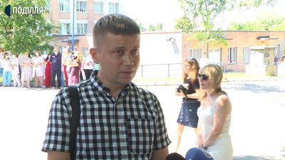 Художник Андрій Томчишен каже – так хотів підтримати медичних працівників. Фото: Суспільне Художник Андрій Томчишен каже – так хотів підтримати медичних працівників. Фото: Суспільне