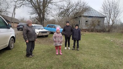 "Ще нічого не забулося": як на Конотопщині живе родина, яка рік тому ховалася в халабуді від обстрілів