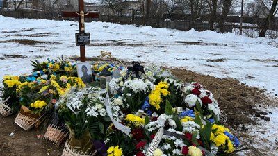 Могила бійця, члена СУМ Ярослава Кондришина в Смиківцях на Тернопільщині Могила бійця, члена СУМ Ярослава Кондришина в Смиківцях на Тернопільщині