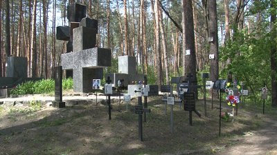 Під Полтавою на місці перепоховання вшанували жертв політичних репресій