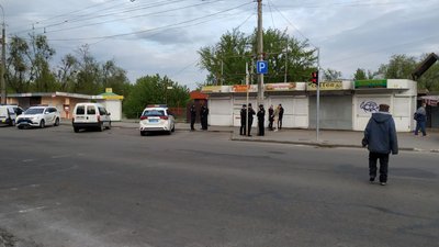 На луцькому ринку працівники муніципальної варти спиляли ворота На луцькому ринку працівники муніципальної варти спиляли ворота