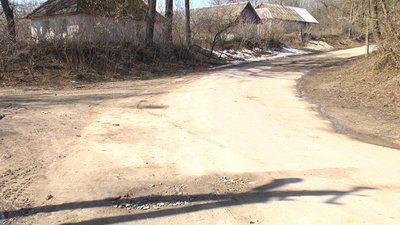 На Хмельниччині селяни однієї з громад самотужки ремонтують дорогу