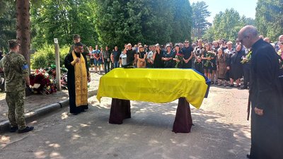 У Сумах попрощалися із загиблим військовим Артемом Крючковим У Сумах попрощалися із загиблим військовим Артемом Крючковим
