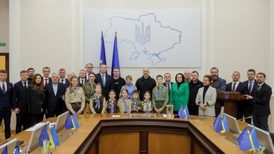 Пластуни привезли до будівлі уряду Вифлеємський вогонь миру