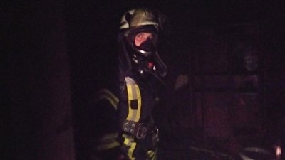 На пожежі у Рубіжному врятували двох людей: чоловіка та жінку забрала "швидка"