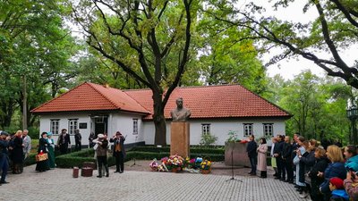 ”Вересневі самоцвіти”. Кропивницькі театрали презентували ”Один день з життя Каpпенка-Каpого” ”Вересневі самоцвіти”. Кропивницькі театрали презентували ”Один день з життя Каpпенка-Каpого”