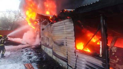 Рятувальник ДСНС гасить пожежу