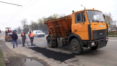 У Житомирі розпочали ямковий ремонт доріг У Житомирі розпочали ямковий ремонт доріг