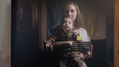 "Каблучку передали побратими". У Чернівцях показали виставку про сім'ї загиблих на Сході військових "Каблучку передали побратими". У Чернівцях показали виставку про сім'ї загиблих на Сході військових