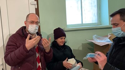 Прем'єр-міністр анонсував передачу 10 мільйонів масок у регіони