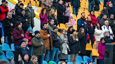 На благодійному футбольному матчі в Ужгороді зібрали мільйон гривень для ЗСУ На благодійному футбольному матчі в Ужгороді зібрали мільйон гривень для ЗСУ