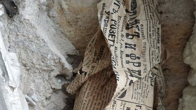 Газету 100-річної давнини знайшли у стіні херсонського музею