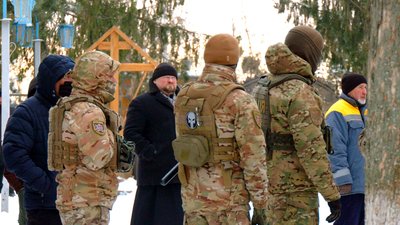 Віряни ПЦУ в середині храму, УПЦ – ззовні. Навколо церкви – спецпризначенці та поліція Віряни ПЦУ в середині храму, УПЦ – ззовні. Навколо церкви – спецпризначенці та поліція