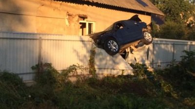 Поліцейський, який влетів на огорожу в Чернівцях, відмовився проходити огляд на стан сп’яніння