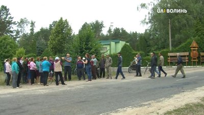Селяни протестують проти видобутку бурштину підприємством «Волиньприродресурс» Селяни протестують проти видобутку бурштину підприємством «Волиньприродресурс»