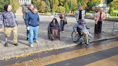 Люди з інвалідністю перевірили на доступність вулиці та громадські місця в Луцьку: висновки Люди з інвалідністю перевірили на доступність вулиці та громадські місця в Луцьку: висновки