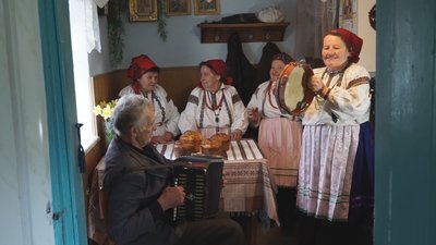 На Вінниччині усім селом у Чистий четвер випікають паски у глиняній печі