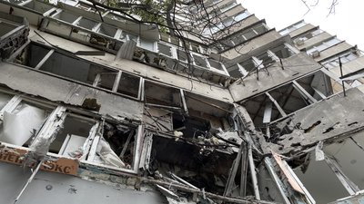 Діра в балконі внаслідок влечання снаряду
