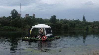 Троє миколаївців розпочали мандрівку на саморобному плоті
