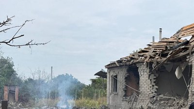 Пошкоджений будинок після удару по Ізюму