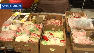 Черкаські волонтери передають продуктові набори в села Черкаські волонтери передають продуктові набори в села