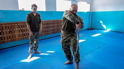 Культура й традиції. На Кіровоградщині колишній спецпризначенець популяризує козацький двобій Культура й традиції. На Кіровоградщині колишній спецпризначенець популяризує козацький двобій