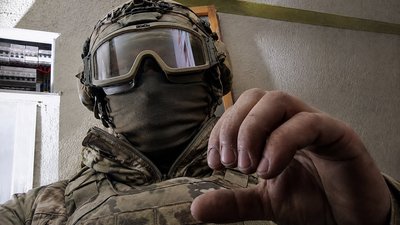 Офіцер із позивним «Freeman» у оточеному Маріуполі на одній із позицій
