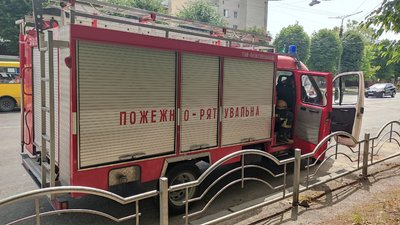 З поліклініки у Луцьку евакуювали пацієнтів та медиків. У приміщенні працюють вибухотехніки З поліклініки у Луцьку евакуювали пацієнтів та медиків. У приміщенні працюють вибухотехніки