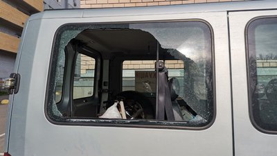Розбили скло та вкрали бронежилети: у Дніпрі пограбували евакуаційний автомобіль Розбили скло та вкрали бронежилети: у Дніпрі пограбували евакуаційний автомобіль