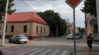У центрі Кропивницького під час аварії травмувались вагітна жінка. Водія перевіряють, чи був тверезим У центрі Кропивницького під час аварії травмувались вагітна жінка. Водія перевіряють, чи був тверезим