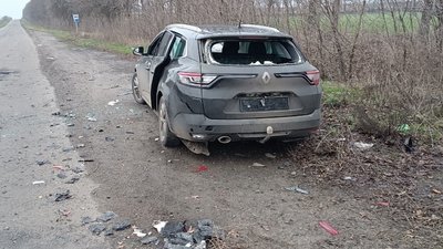 Автомобіль, пошкоджений через влучання дрона у Золочівській громаді, 9 квітня 2026 року