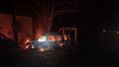 Горіли автомобілі. Через обстріли в Миколаєві сталася пожежа