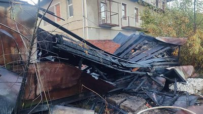 Згорілий металевий вагон у Чорткові